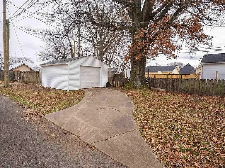 621 Clay St — Photo 11