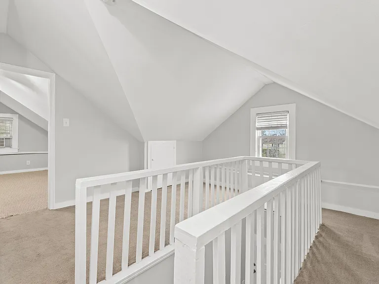 1211 Larchmont Cres — Photo 21