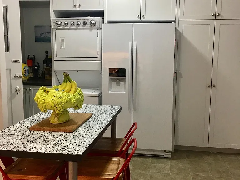 321 W Lewis St — Photo 4