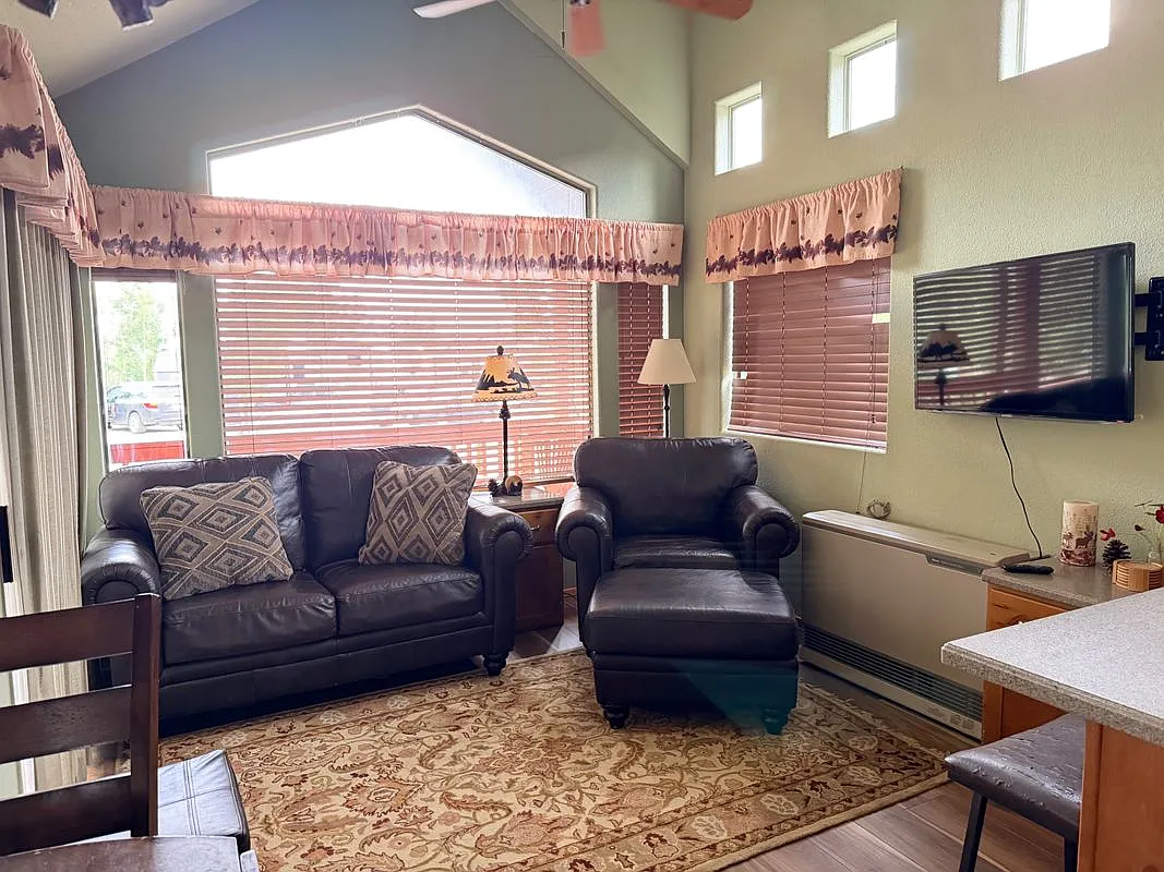 2 bed, 1.0 bath, 614 sqft, $1,950 — Photo 2