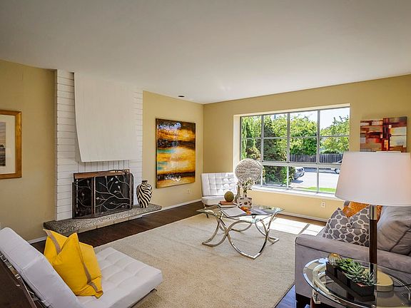 2nd image of 920 Laguna Cir