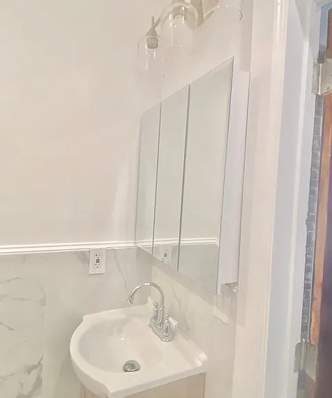 Similar bath (Apartment 6 has the same sink but larger)