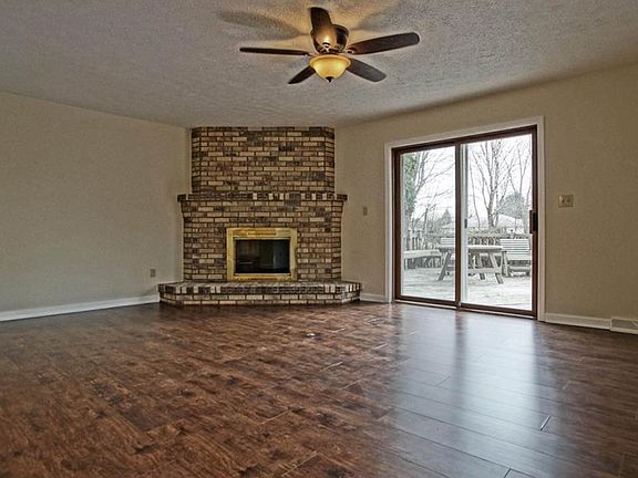 5th image of 2570 Woodview Dr