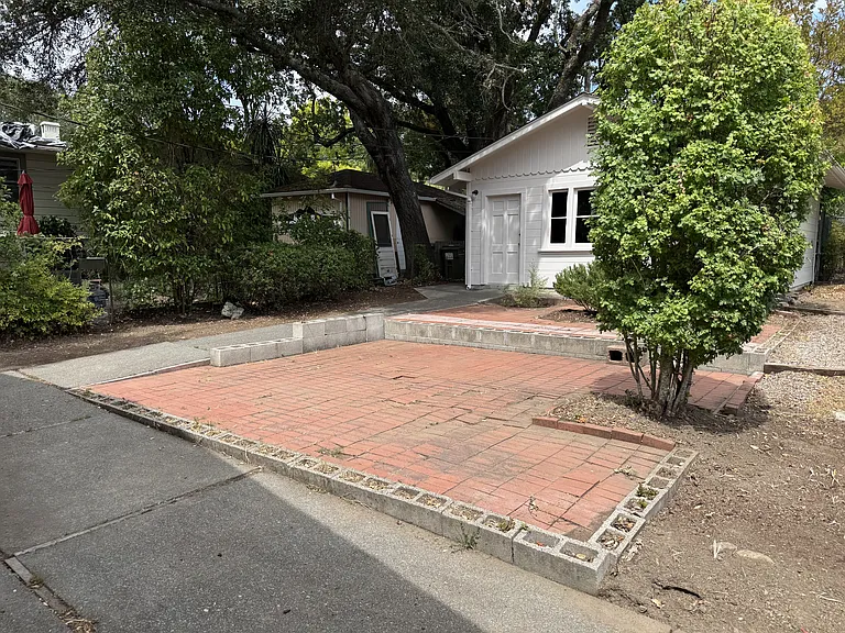221 The Alameda — Photo 36
