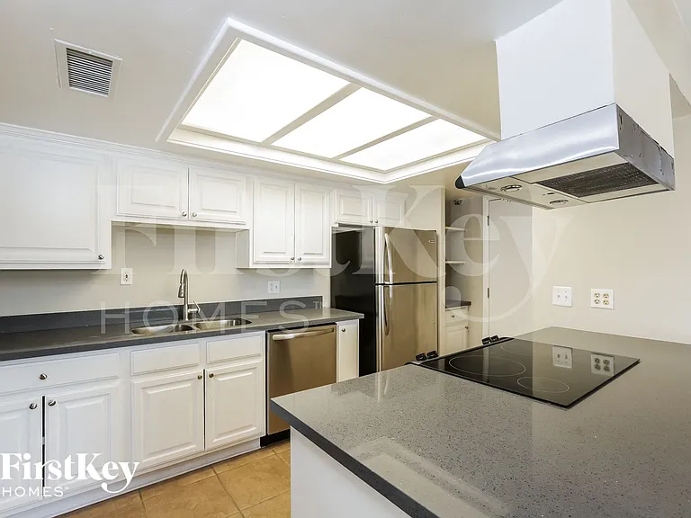 402 E Dunbar Dr — Photo 5