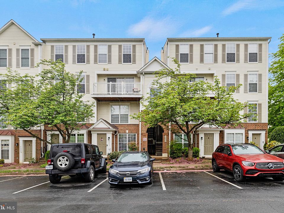 1st image of 46994 Courtyard Sq Unit 300