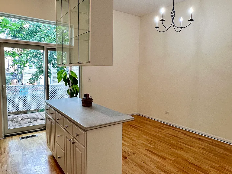 650 N Armour St — Photo 16