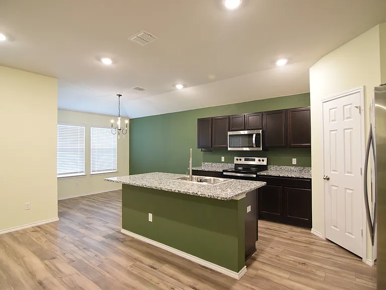 749 Jersey Ct — Photo 6