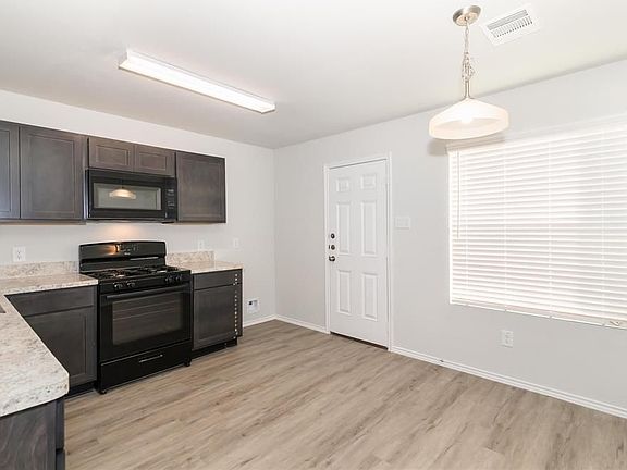 3rd image of 204 Elk Run Ln