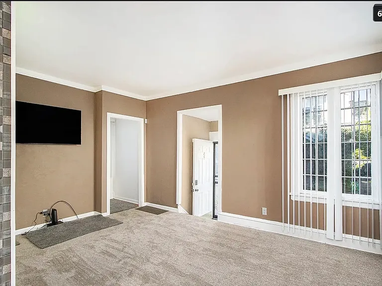 211 Burnham Dr — Photo 2