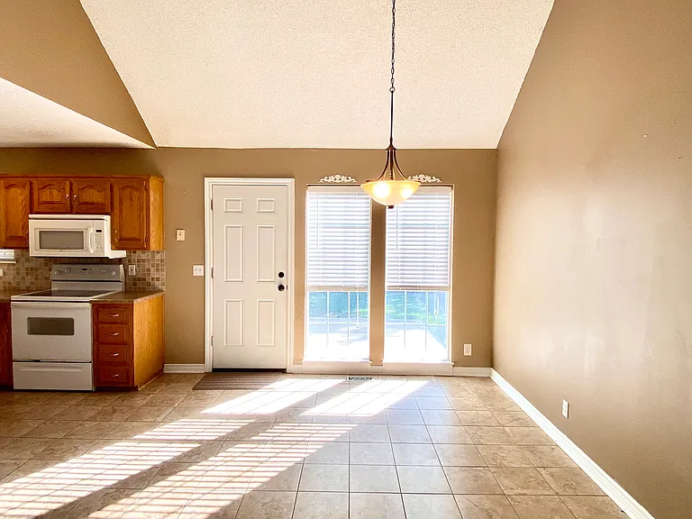 15623 Riley St — Photo 6