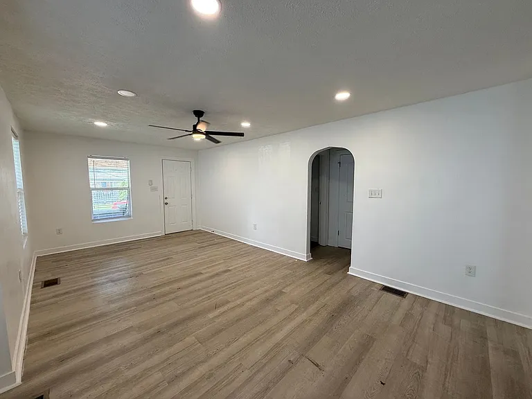 523 N Alton Ave — Photo 2