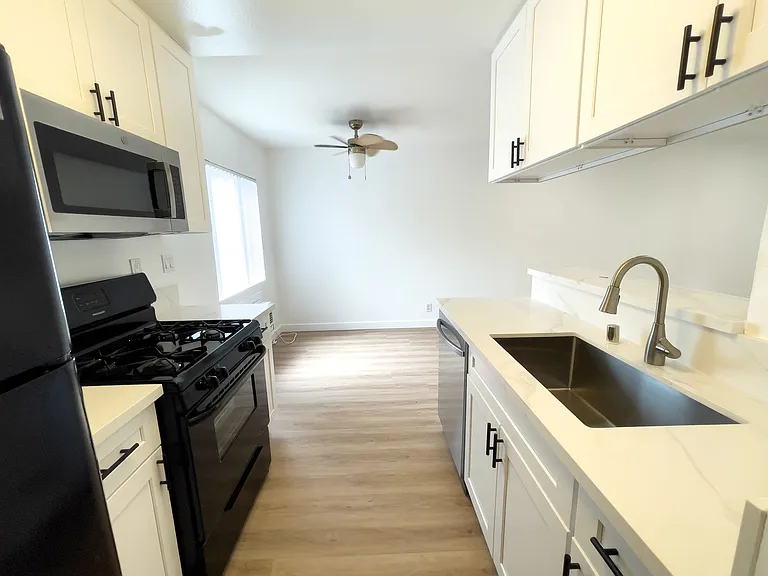 515 S Chevy Chase Dr — Photo 6