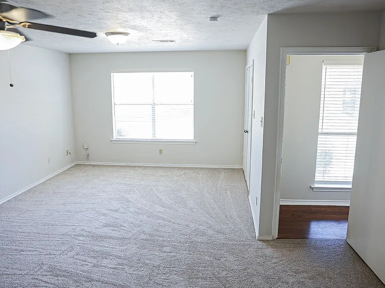 1302 Crescent St — Photo 33
