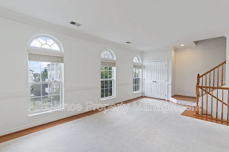 3 bed, 2.5 bath, 2640 sqft, $3,900 — Photo 4