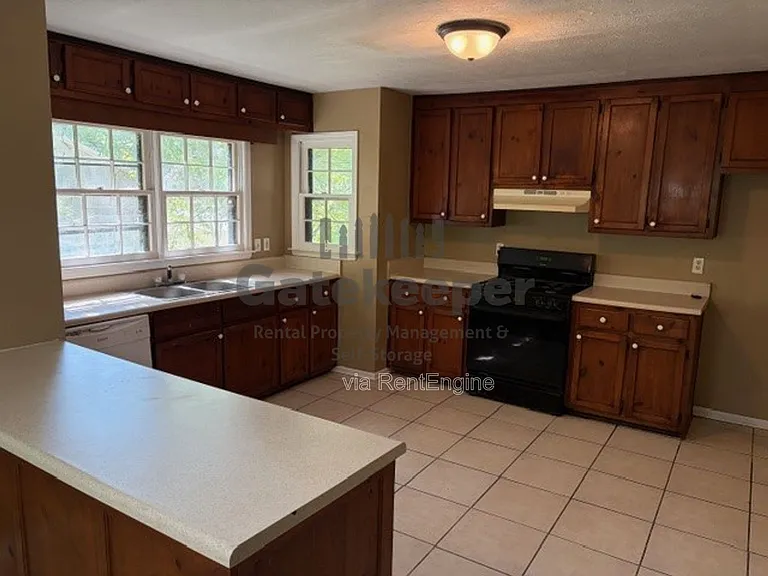 125 Elberta Dr — Photo 2