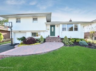 23 Wayne Dr, Plainview, NY 11803