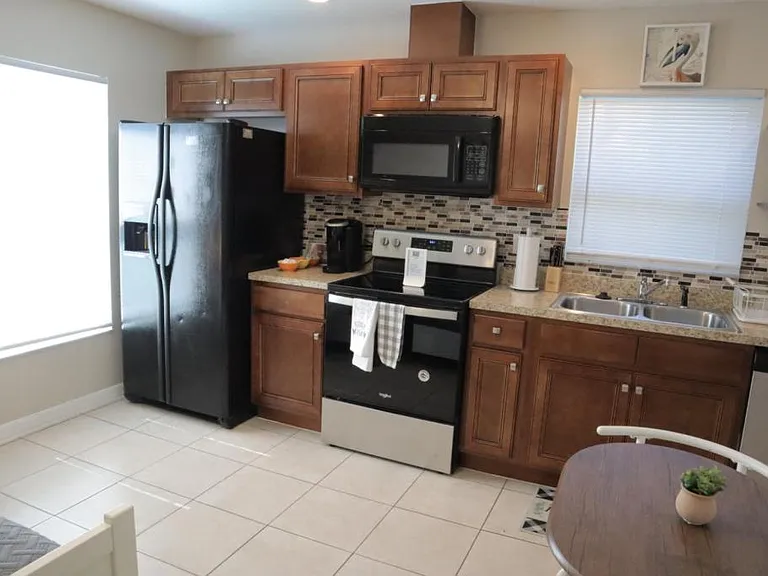 807 Adams St — Photo 4
