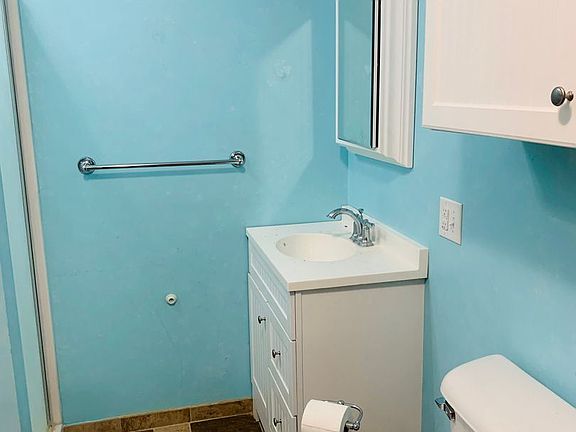 3rd image of 905 Rosehill Ln