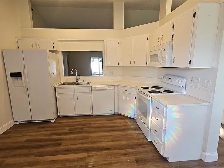 3938 Creek Woods Dr — Photo 2