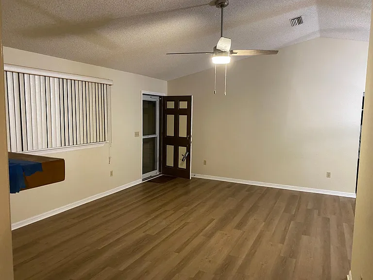 109 Cypress Dr E — Photo 19