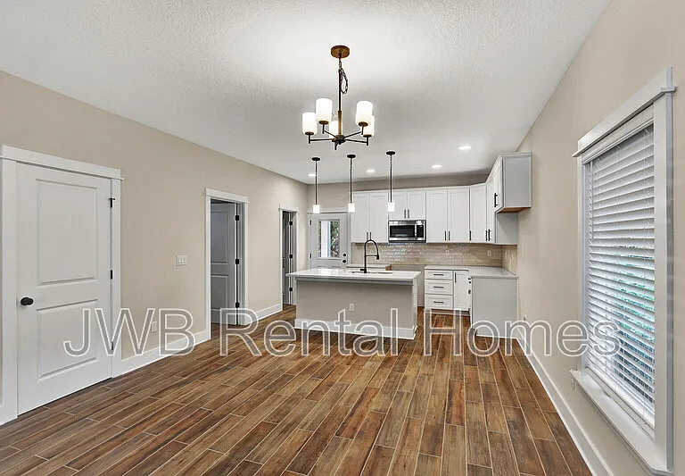 218 E 2nd St — Photo 10