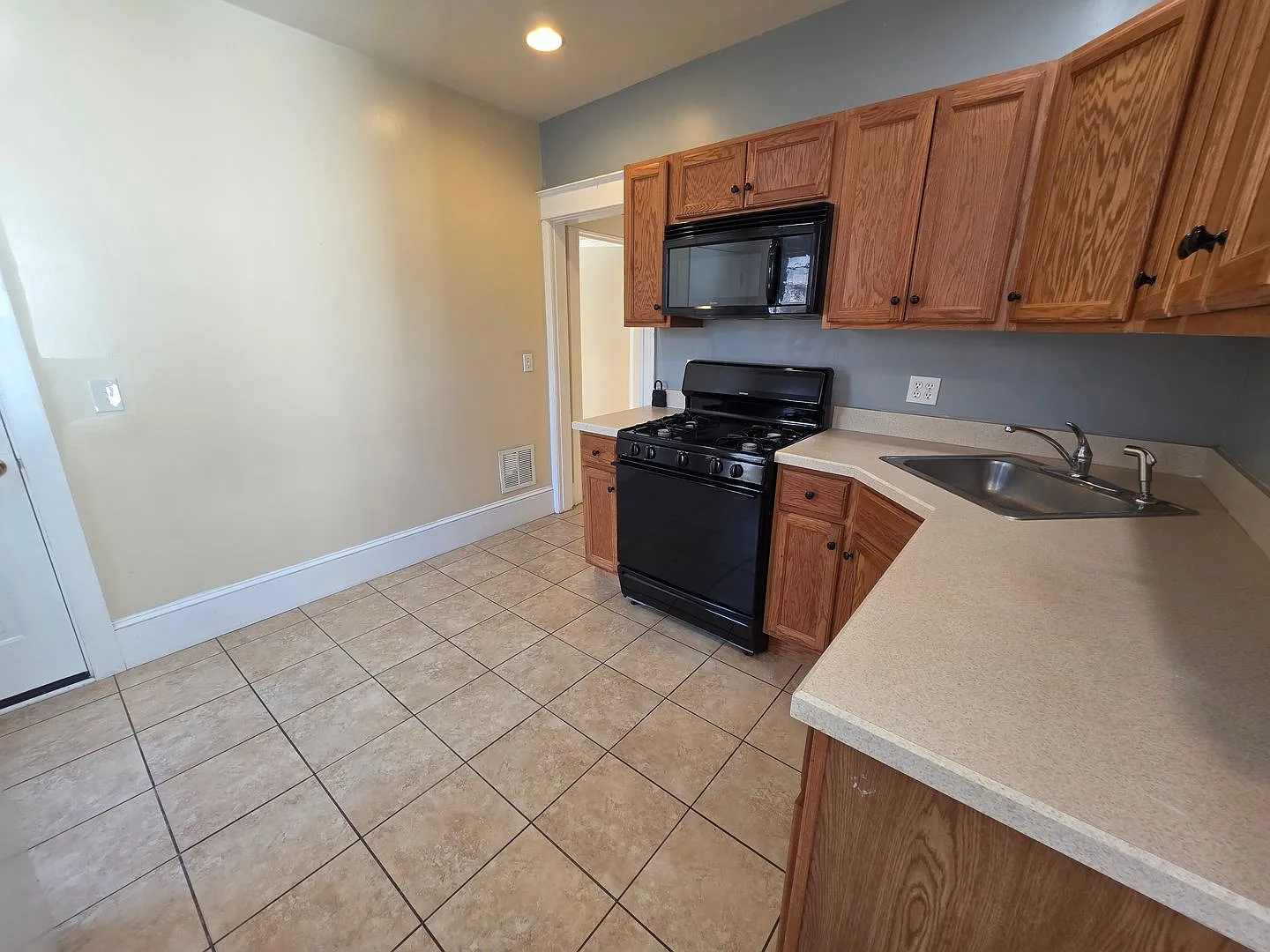35 Manitou Ave. — Photo 4