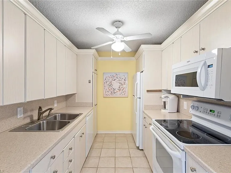 555 Park Shore Dr #B-302 — Photo 9
