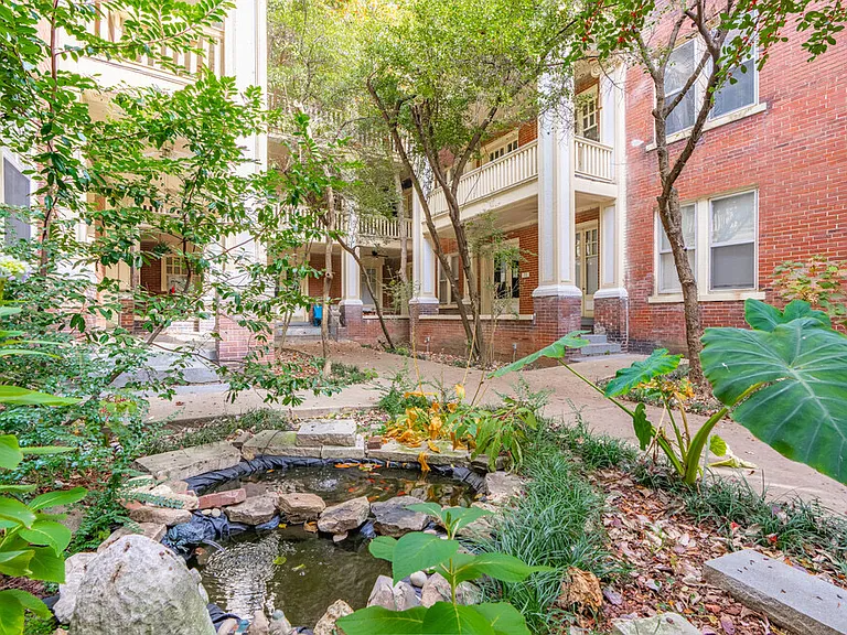 Colonial Apartments — Photo 9