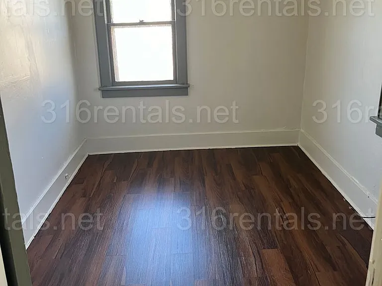 1014 E 6th St — Photo 4