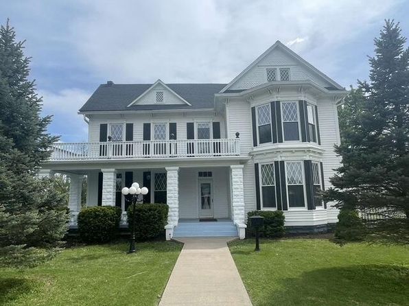 327 W Locust St, Paris, MO 65275