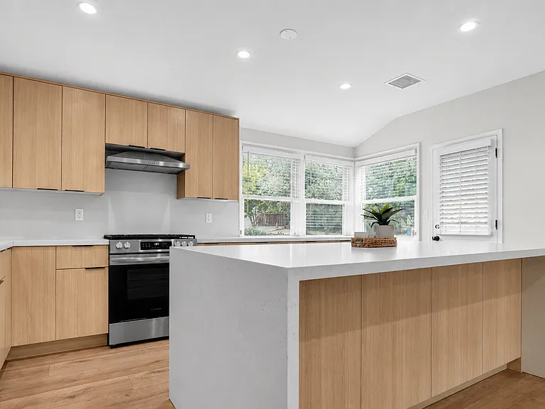 4711 Tyrone Ave — Photo 16
