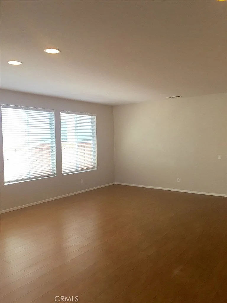 4 bed, 2466 sqft, $3,350 — Photo 4