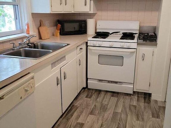 3rd image of 1325 Bay Ave #A