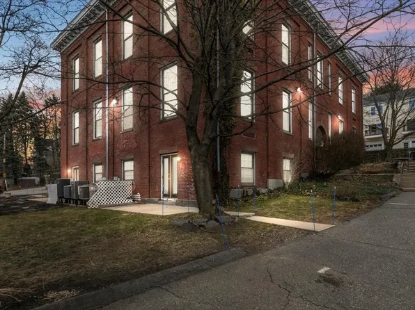 40 School St APT 1, Haverhill, MA 01830