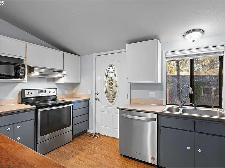1021 Deal St — Photo 12