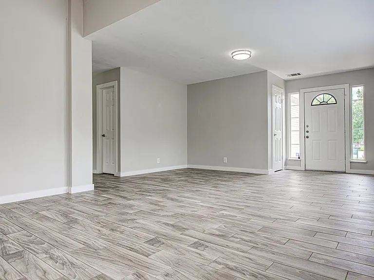 1302 Crete Ln — Photo 3