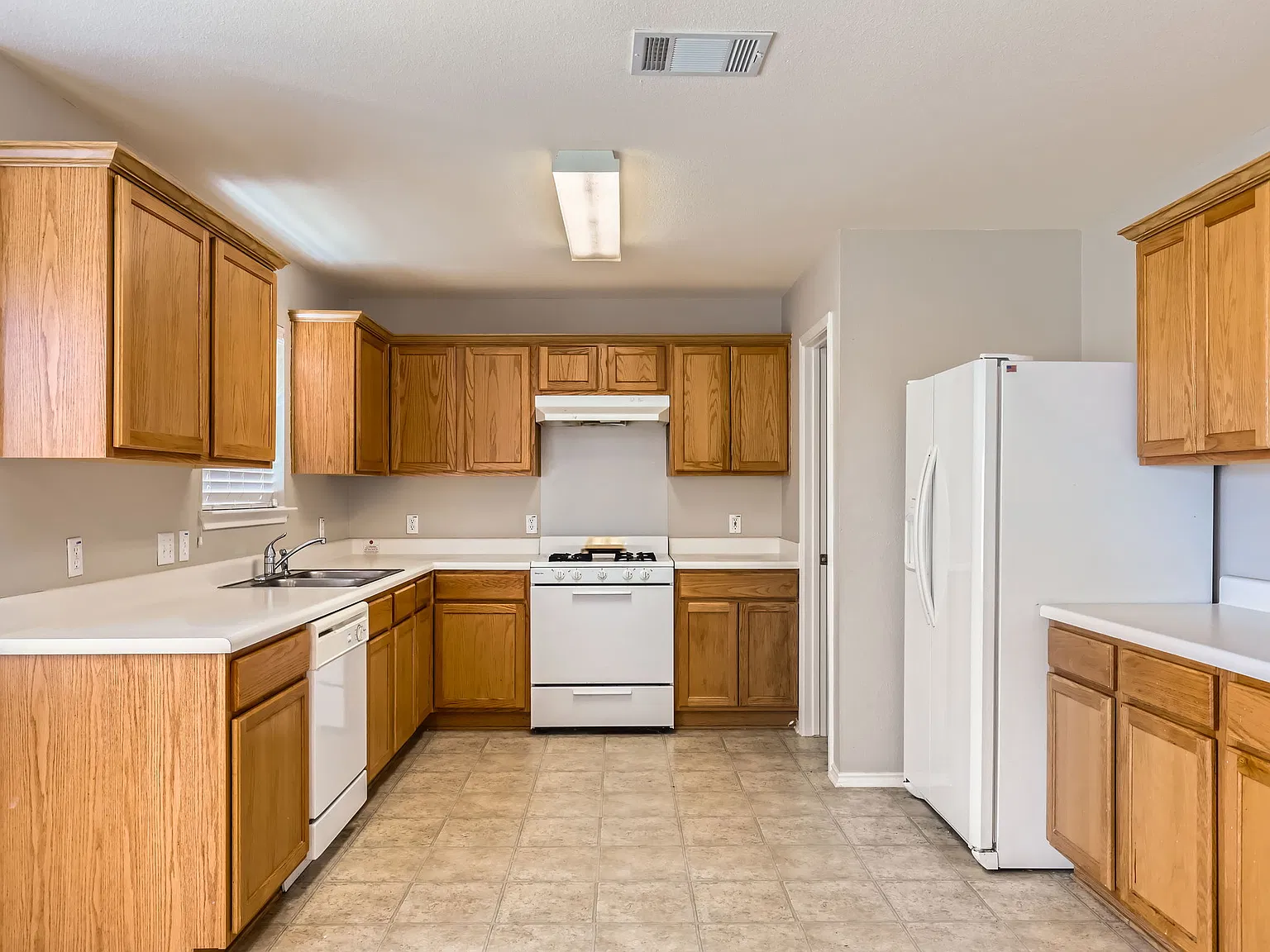 5 bed, 2912 sqft, $2,300 — Photo 3