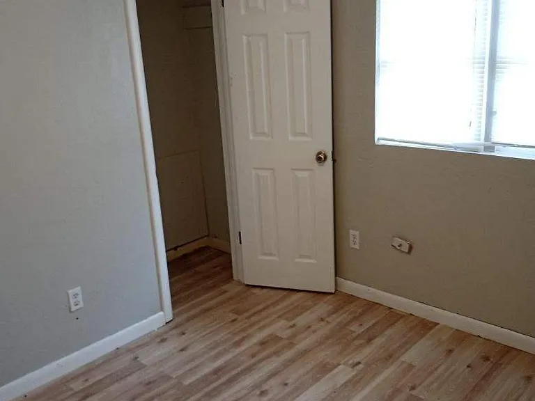 4322 NW Hoover Ave — Photo 9