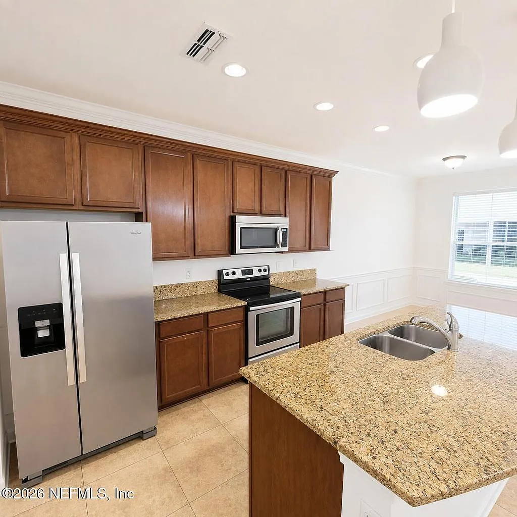 3 bed, 2.5 bath, 1667 sqft, $1,850 — Photo 3