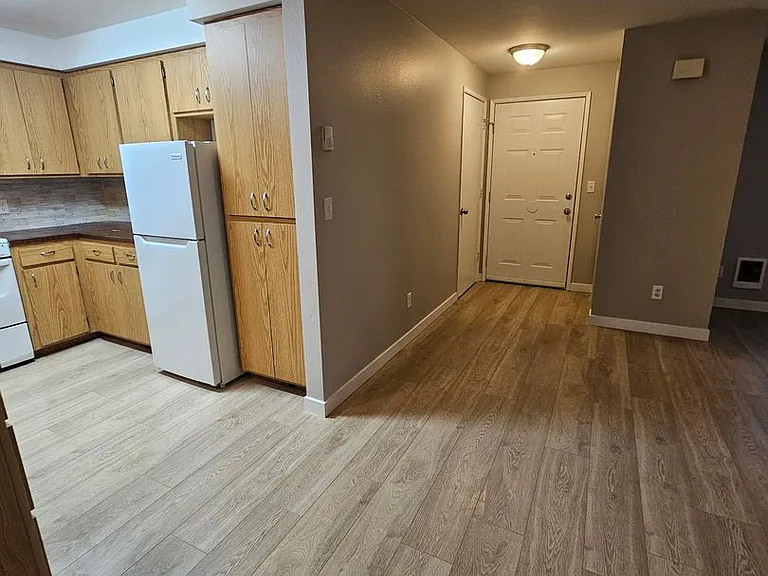 Sherman Oaks Apartments — Photo 15