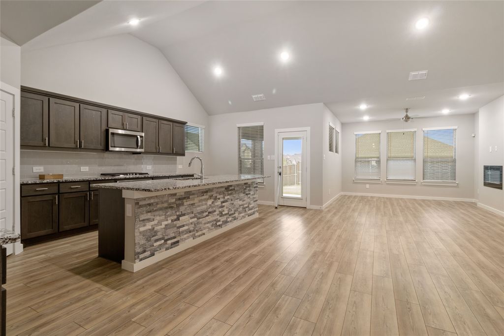 652 Congressional Ave, Red Oak, TX - View 2