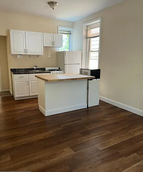2002 E York St #1 — Photo 3