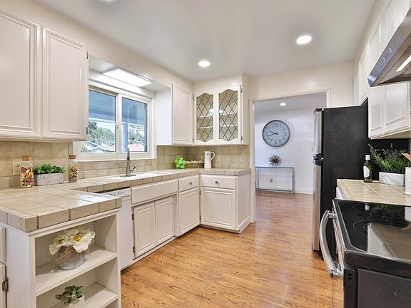 5th image of 221 Rodonovan Dr