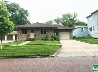 315 7th St, Sheldon, IA 51201