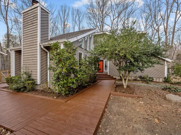 105 Oakstone Dr, Chapel Hill, NC 27514