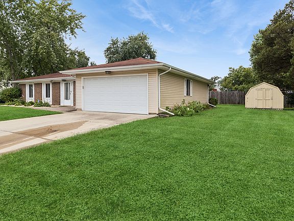 3rd image of 154 Stonehurst Dr