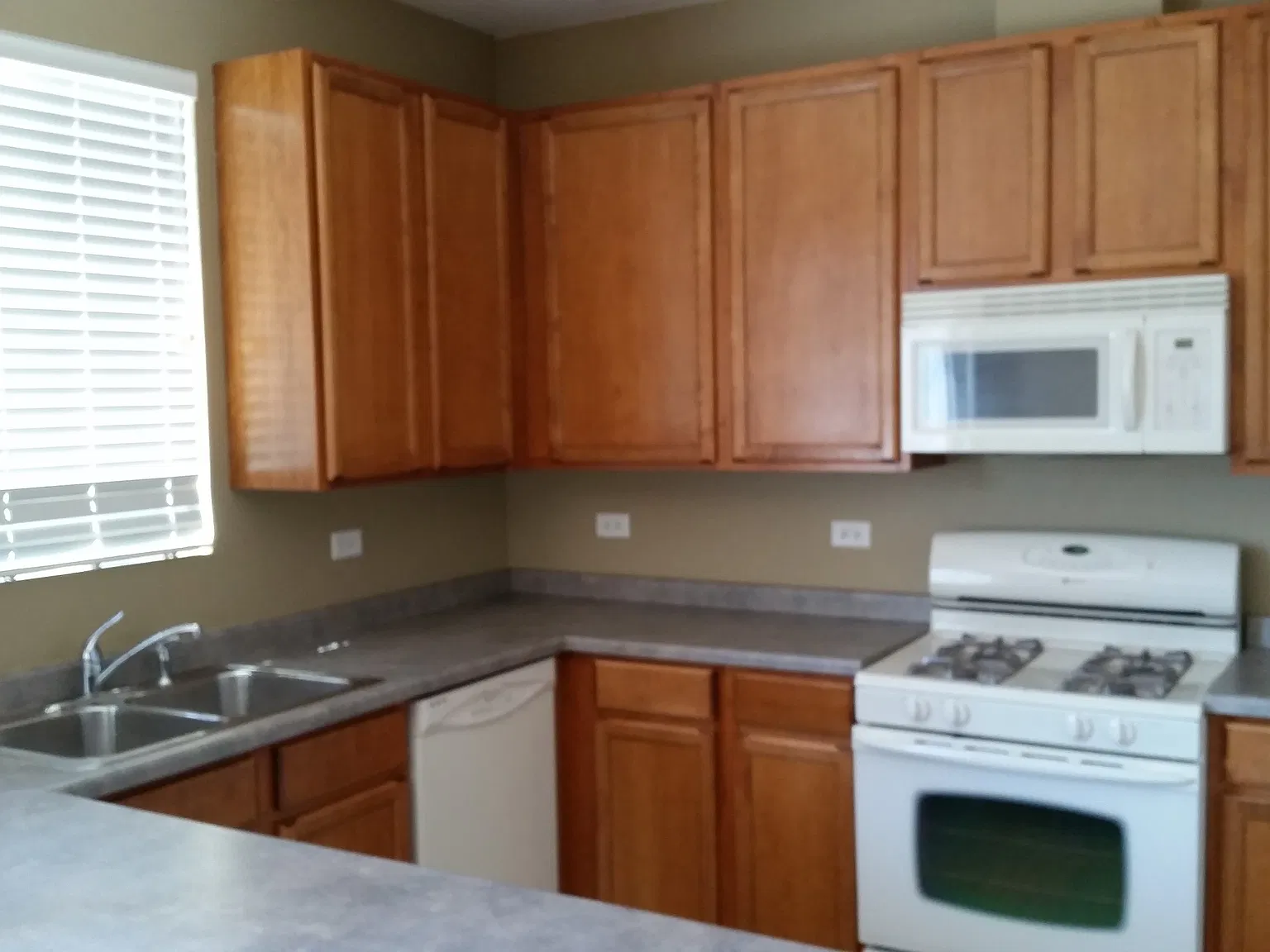 2 bed, 1887 sqft, $3,290 — Photo 2