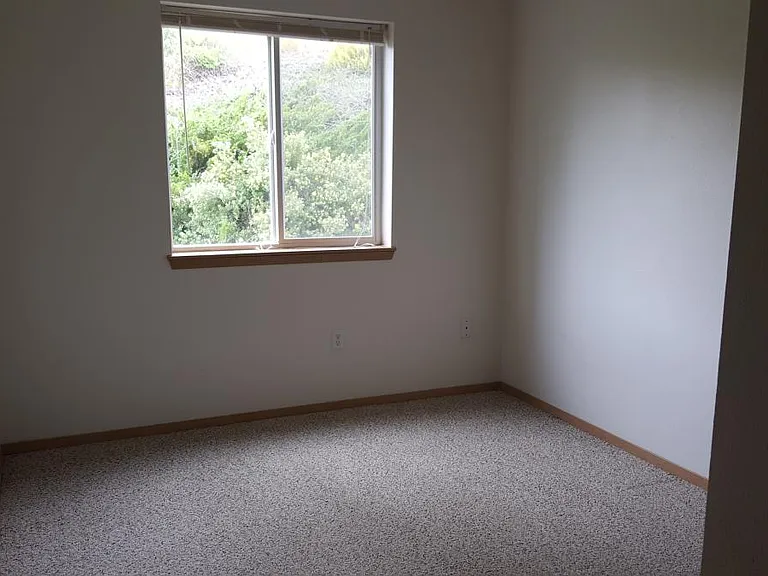 450 NW Parr Dr #2 — Photo 6