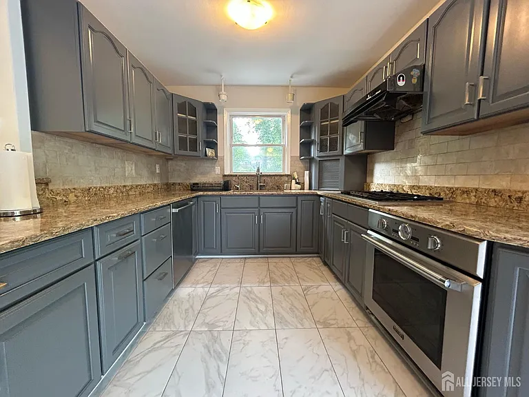 8 Julie Dr — Photo 9
